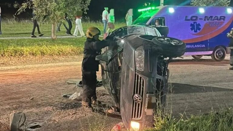 Un auto con siete menores esquivó un control y volcó en Río Tercero