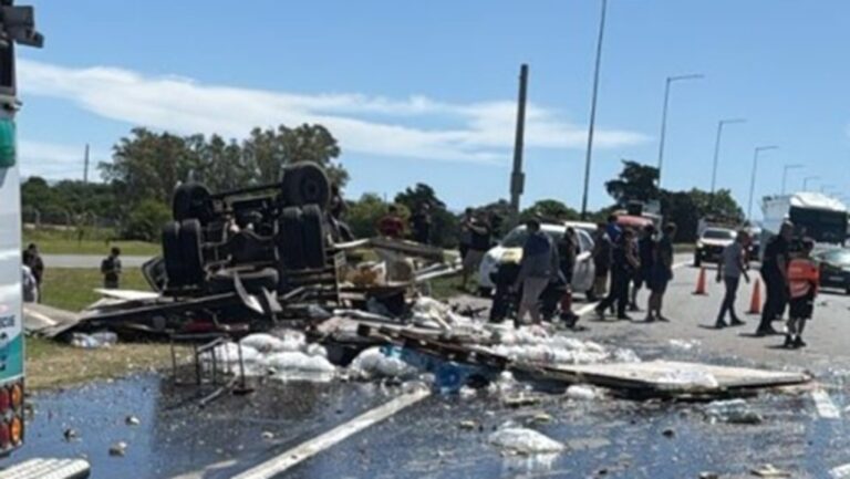 Vuelco de un camión en la autopista CórdobaCarlos Paz: el chofer está en estado crítico