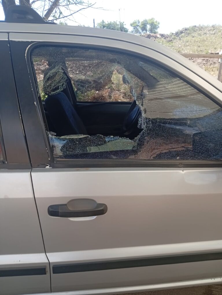 Buscan a un hombre que agredió a su pareja y a su suegra, rompió una casa y un auto en Icho Cruz