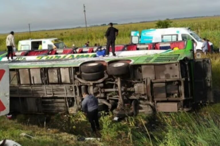 Volcó un micro en la Ruta 2: al menos dos muertos y decenas de heridos