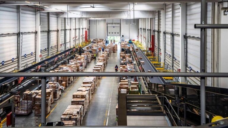 En las entrañas (y operativa) del ‘km. 0’ por el que pasarán un millón de paquetes al día entre el Black Friday y Navidad