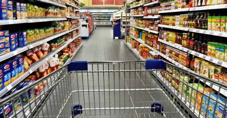 Según la Bolsa de Comercio de Córdoba, en Argentina es más barato llenar el changuito