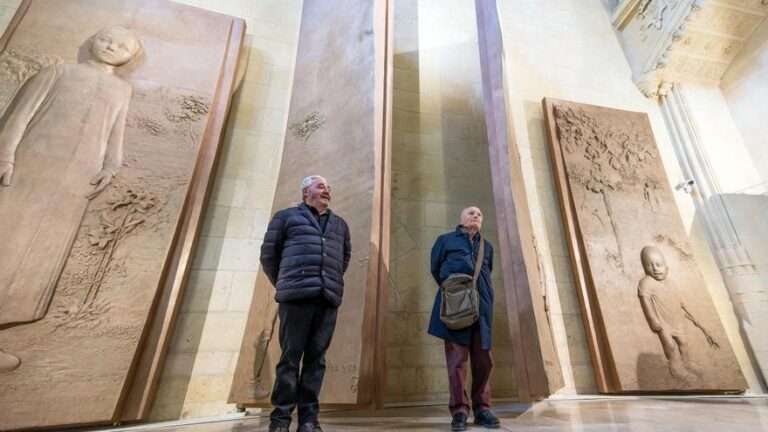 La Catedral de Burgos expone las monumentales puertas de bronce creadas por Antonio López