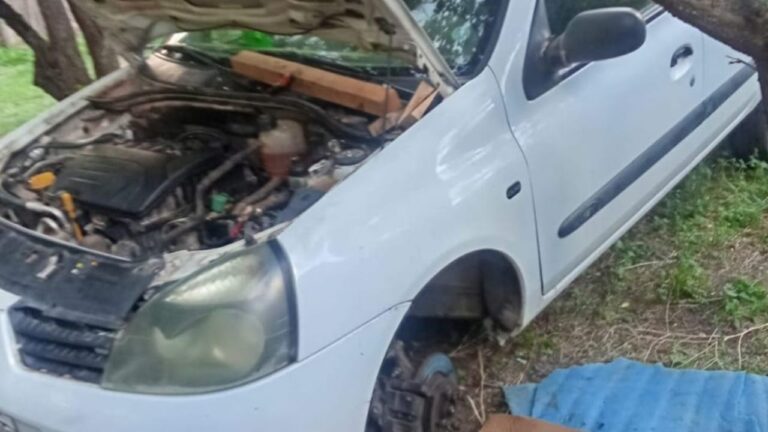 Un Clio cedió de golpe y atrapó a un hombre de 41 años en su casa