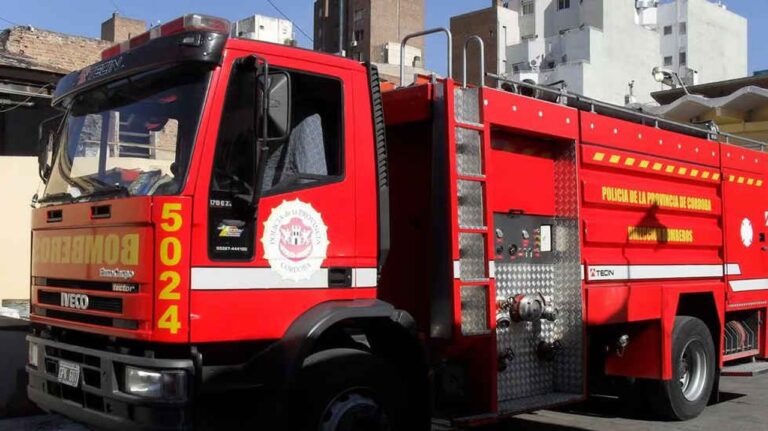 Córdoba: incendio generalizado en una vivienda de Altamira