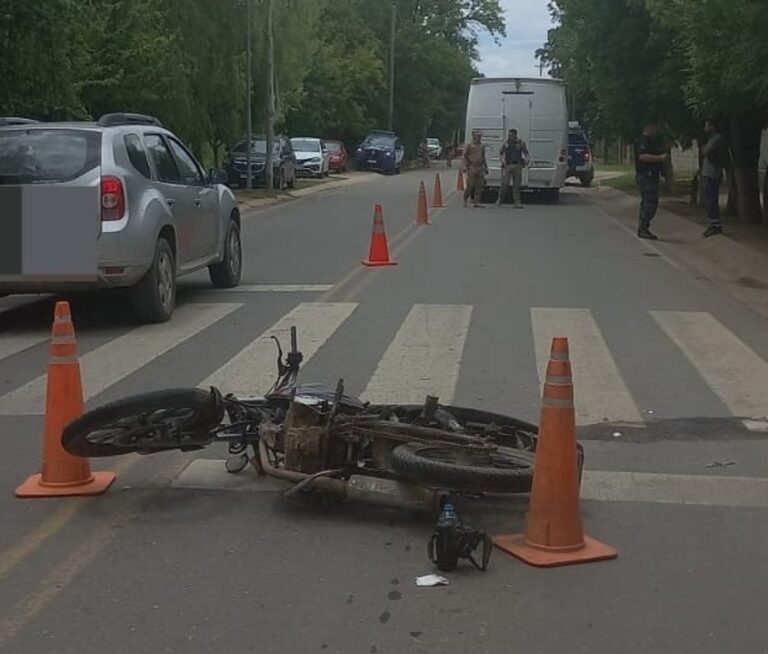 Córdoba: grave choque entre una moto y un colectivo del Servicio Penitenciario