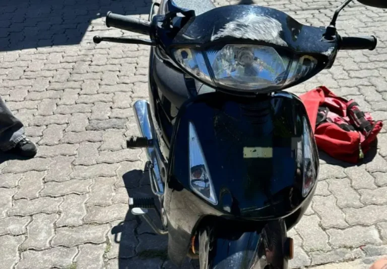 Motociclista con heridas tras chocar contra una camioneta estacionada en Villa del Lago