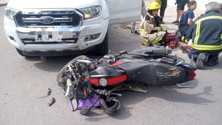 Choque entre una camioneta y una moto en Miguel Muñoz B