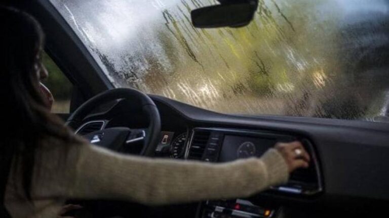 Cómo puedo desempañar los cristales del coche?