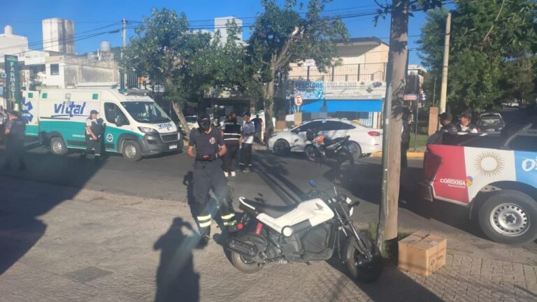 Accidente en Carlos Paz: una motociclista atropelló a una mujer