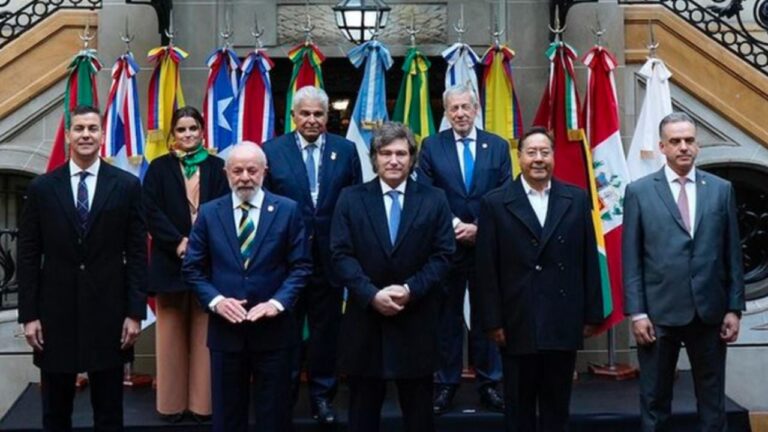 Milei llegó a Brasil a la cumbre del Mercosur, con el acuerdo con la UE en pausa