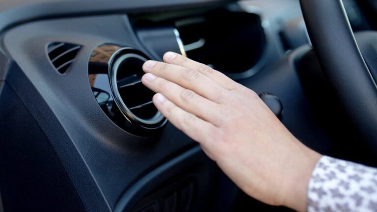 El error más común con el aire acondicionado del auto que hace gastar más combustible