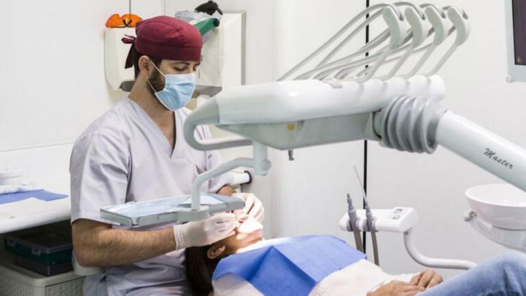 El 45% de españoles solo va al dentista por emergencias: «Fui por una muela y acabé con una factura de 1.300 euros»
