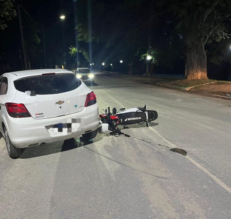Chocaron un auto y una moto en pleno centro de San Antonio de Arredondo