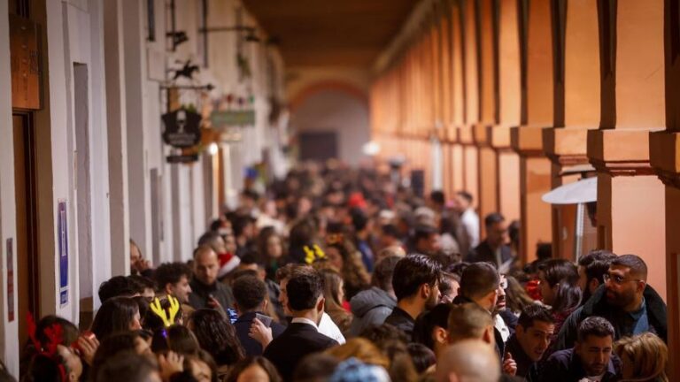 La Policía Local desaloja un bar y pone 53 denuncias por miccionar en la calle en Nochebuena