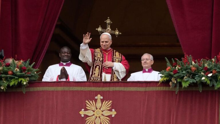 El papa León XIV pide paz para Israel, Palestina y Ucrania en su primer mensaje de Navidad