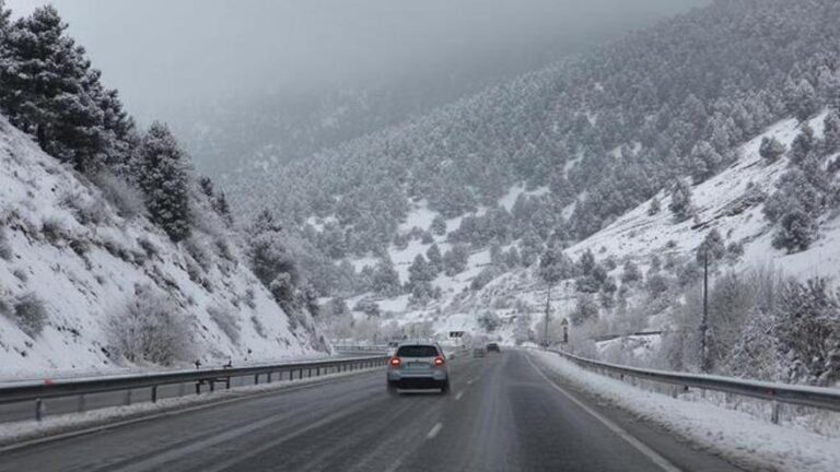 Cómo quitar la nieve, arrancar el coche en frío y conducir con hielo este invierno