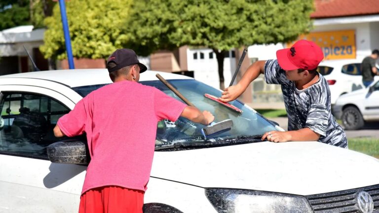 Córdoba: el Gobierno busca prohibir Naranjitas ilegales y limpiavidrios
