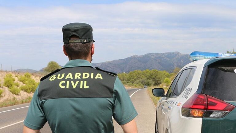 La Guardia Civil investiga la muerte de un temporero hallado bajo un coche en la carretera entre Adamuz y El Arenoso