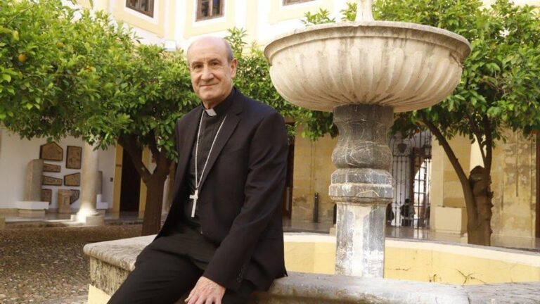 Al obispo de Córdoba le preocupan «nuevas pobrezas», como las de los mayores en «soledad» y los jóvenes «aislados»