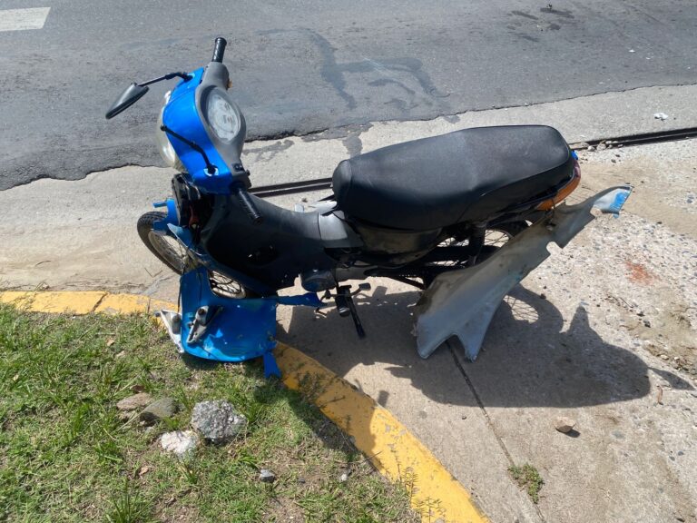 Fuerte choque en barrio Sol y Río dejó un motociclista herido