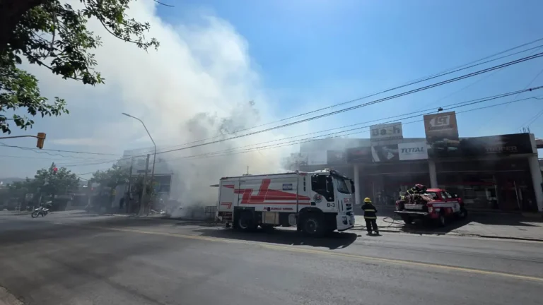 Bomberos controlaron un voraz incendio en el refugio nocturno Cura Brochero