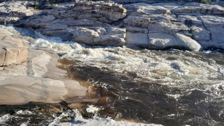 Rescataron a turistas atrapados por la creciente de un río en Mina Clavero