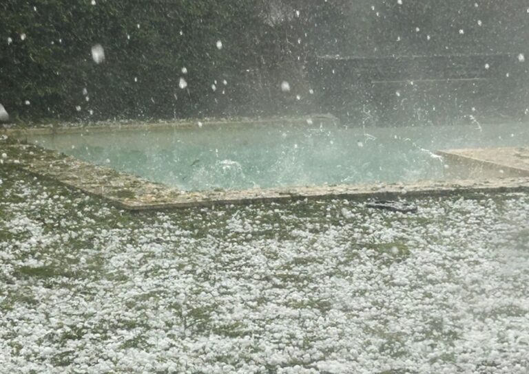 Fuerte tormenta en Córdoba: granizo, ráfagas de viento y lluvias marcaron el Año Nuevo