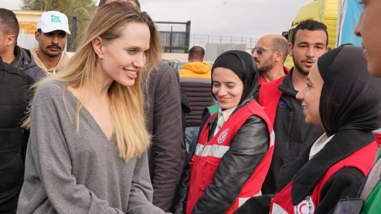 La actriz Angelina Jolie muestra su apoyo a gazatíes en una visita al cruce de Rafah