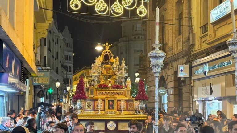 El Niño Jesús de la Compañía recorre el centro de Córdoba en la primera procesión del año