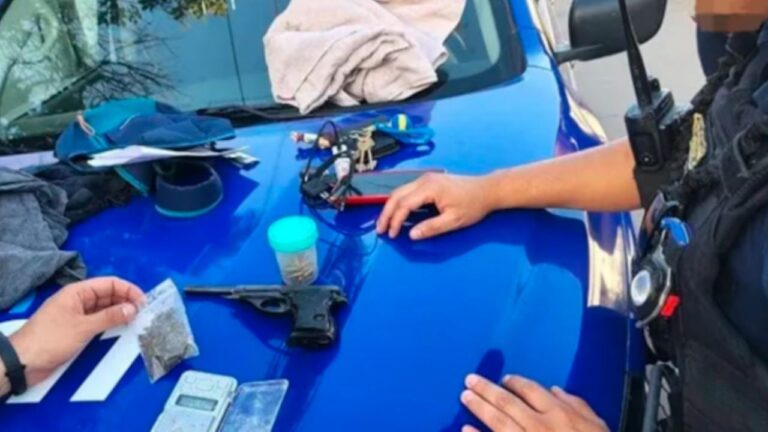 Detuvieron a un hombre armado y con marihuana durante un control en Villa Nueva