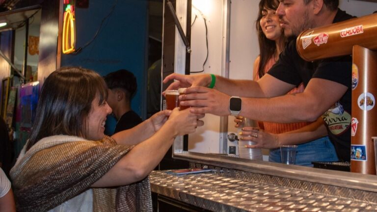 Bialet Massé vivió la primera noche de la Peatonal de la Cerveza