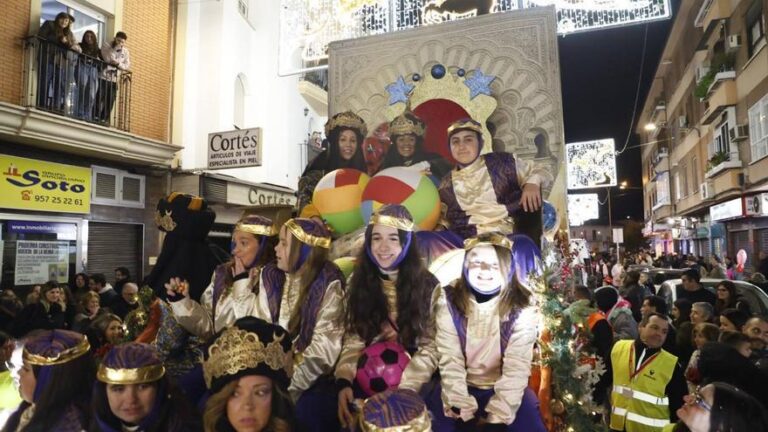 La Cabalgata de Reyes de La Viñuela, en imágenes