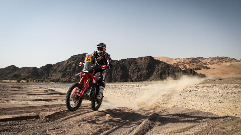 El español Tosha Schareina gana la tercera etapa del Dakar en motos y se acerca al líder Sanders