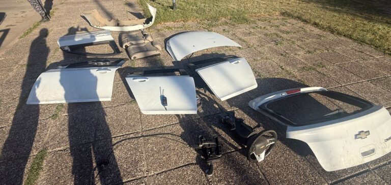 Lo agarraron con las manos en la masa mientras desarmaba un auto