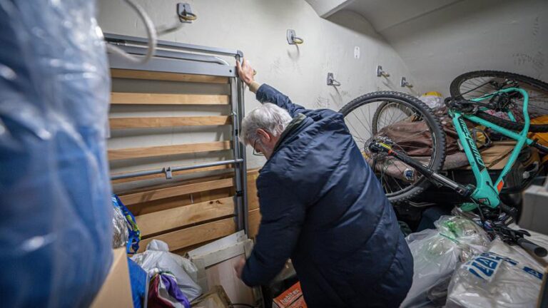 El alquiler de trasteros vive un ‘boom’ impulsado por la crisis de la vivienda y el teletrabajo: «En casa ya no cabe nada más»