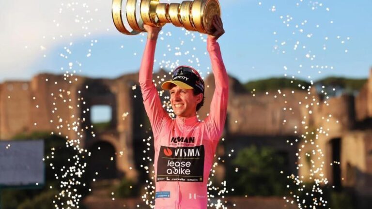 Simon Yates, vencedor del Giro 2025, se retira por sorpresa