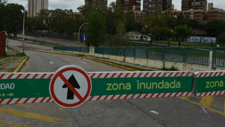 La Municipalidad de Córdoba interrumpió el paso en la avenida Costanera por la tormenta