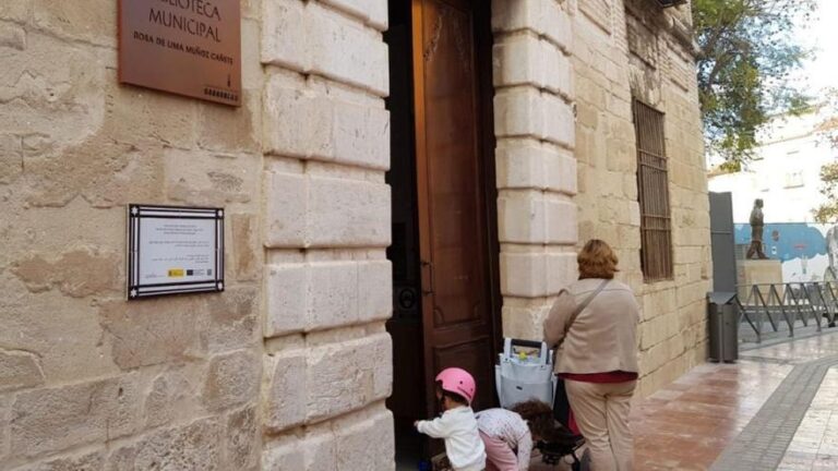 El PSOE de Lucena censura la paralización desde hace un año de la climatización de la biblioteca