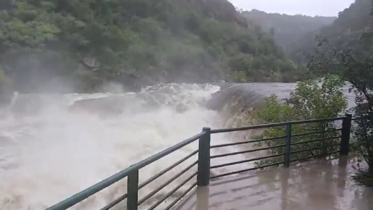 Una brutal creciente de sedimentos y barro dejó sin agua a Carlos Paz