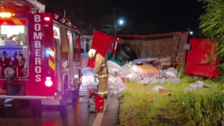 Volcó un camión cargado de bidones de agua en la Ruta 38