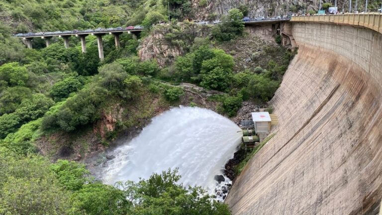 Aumentan la apertura de válvulas y el lago San Roque libera más agua