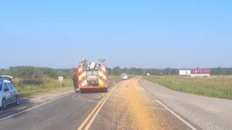 Fallecieron dos motociclistas tras impactar contra un camión