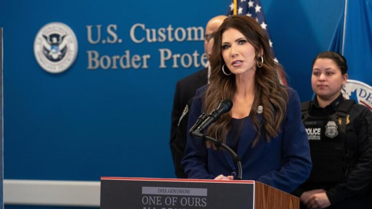 La secretaria de Seguridad Nacional de EEUU vuelve a llamar «terrorista» a la mujer que mató el ICE