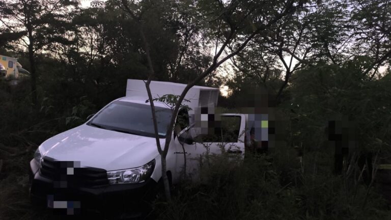 Una camioneta despistó y cayó por un barranco en La Falda