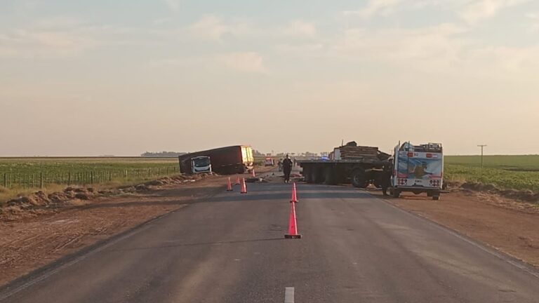 Impactante choque entre dos camiones dejó un muerto y un herido en La Carlota
