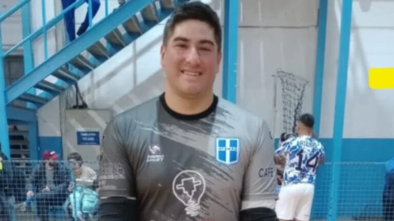 Volvía de jugar al fútbol, le dispararon 16 veces en las piernas y pelea por su vida