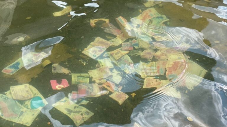 Verano en Carlos Paz: Monedas y billetes de la suerte a los pies del Cucú