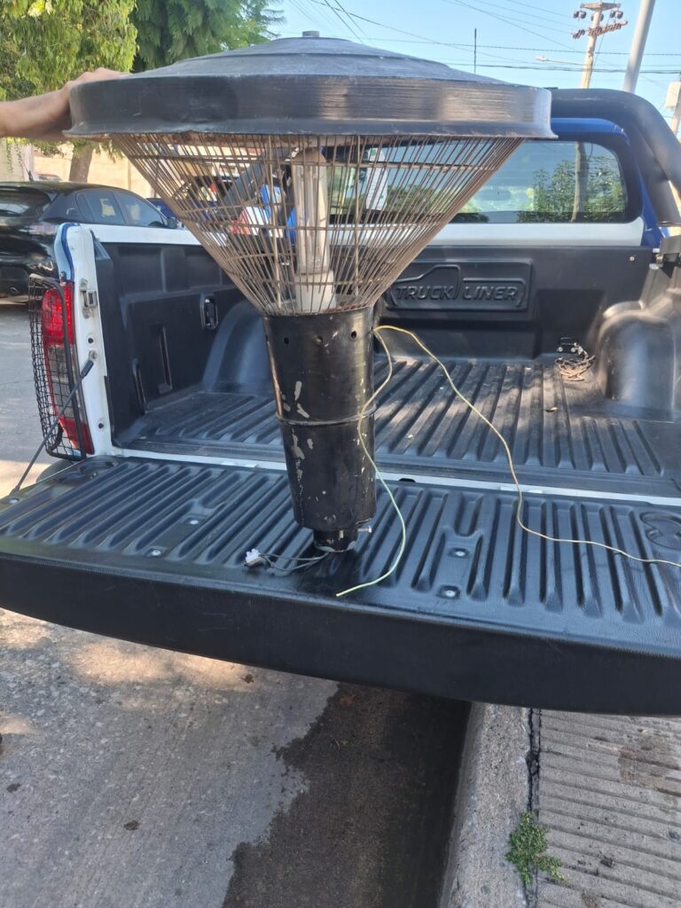 Lo filmaron robándole a los muertos: Se llevó un farol del cementerio pero no llegó muy lejos