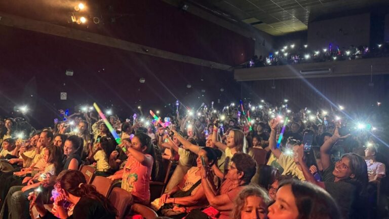 Se presentaron las Guerreras K-Pop en el Cine Teatro Enrique Muiño